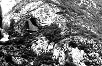 Abb.11 Höhleneingang in Niaux, Pyrenäen, Bergansicht und Eingangszeichen