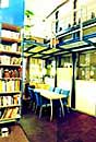 jp3 - hybridhaus - wohnhalle - essplatz mit b&uuml;chers&auml;ule und galerie