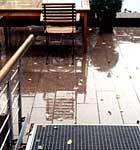 jp3 - hybridhaus - abendterrasse mit wesersandstein belegt - eingangsbr&uuml;cke